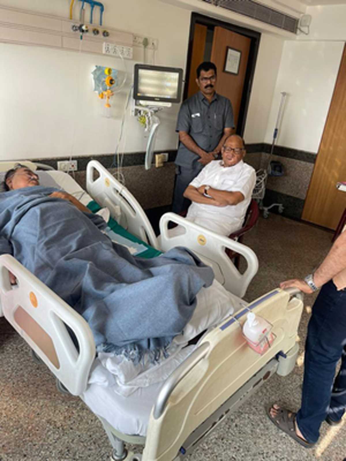 पवार, सुले ने मुंबई के अस्पताल में बीमार राकांपा नेता खडसे से की मुलाकात